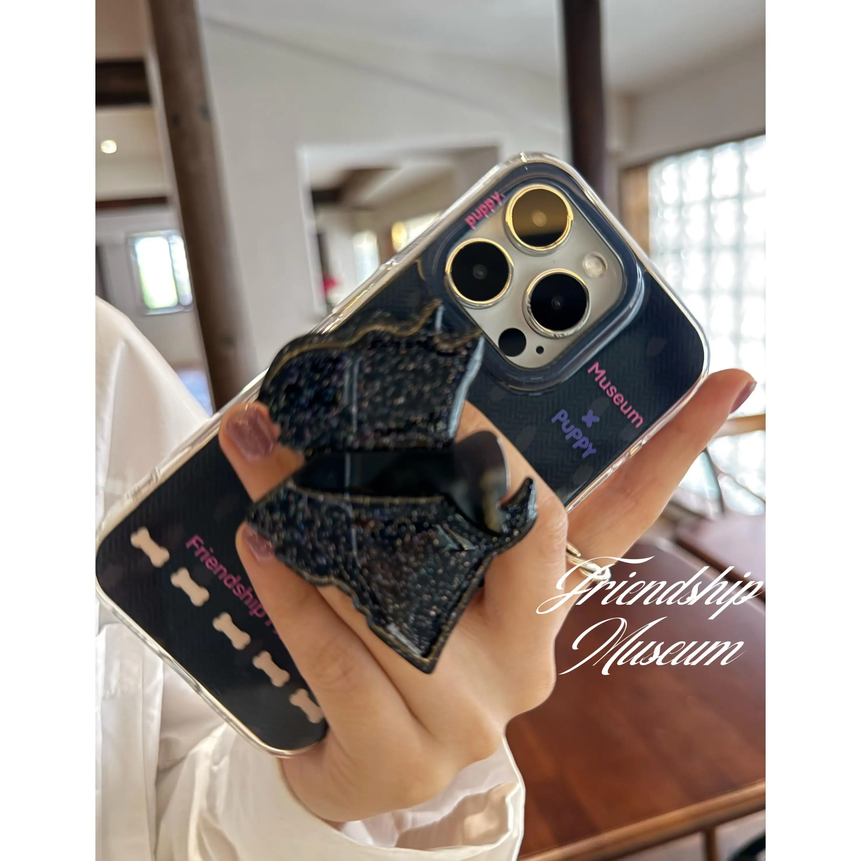 iPhone12mini に合うスマホケースは？愛らしい犬のしっぽを振るケースが今、注目されている理由