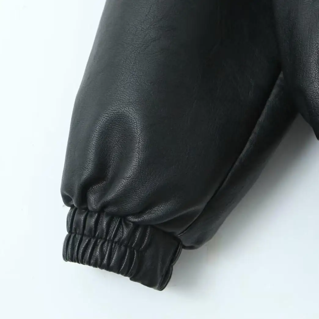 デニムジャケット コーデの悩みを解決！PUレザーウォッシュジャケットの完全ガイド