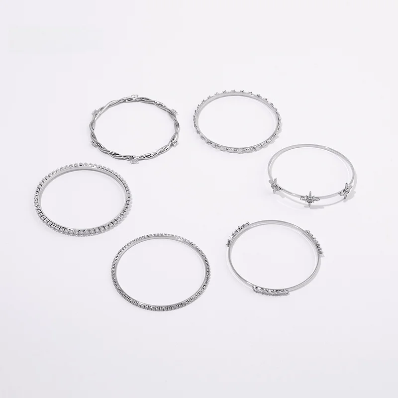 個性的ブレスレット：ファッションアクセサリーとしてのカジュアルデザイ  ンと実用性