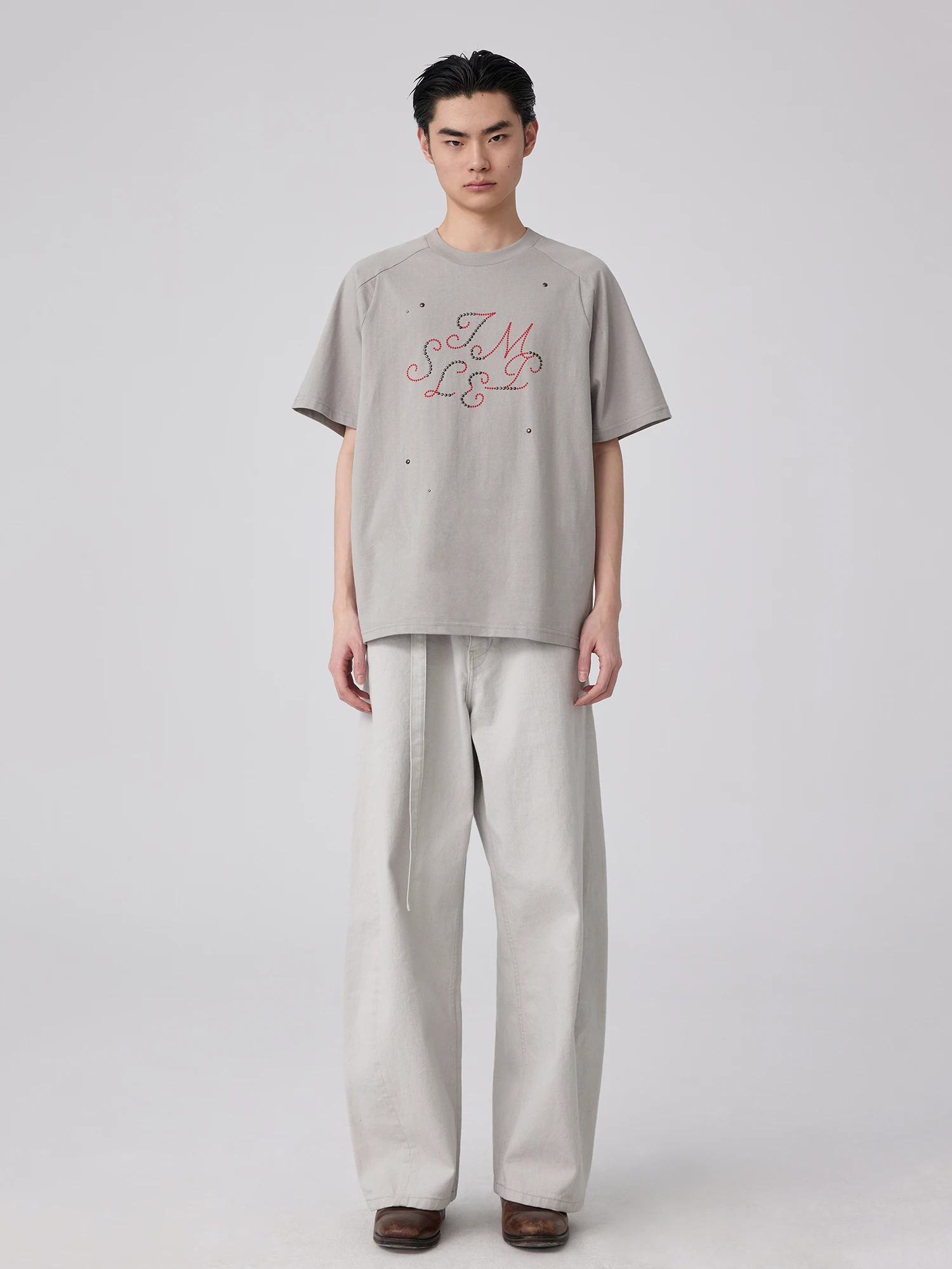 ヴィンテージロゴデザインのダイアモンドTシャツ：シンプルで親しみやすいデザインの選択肢