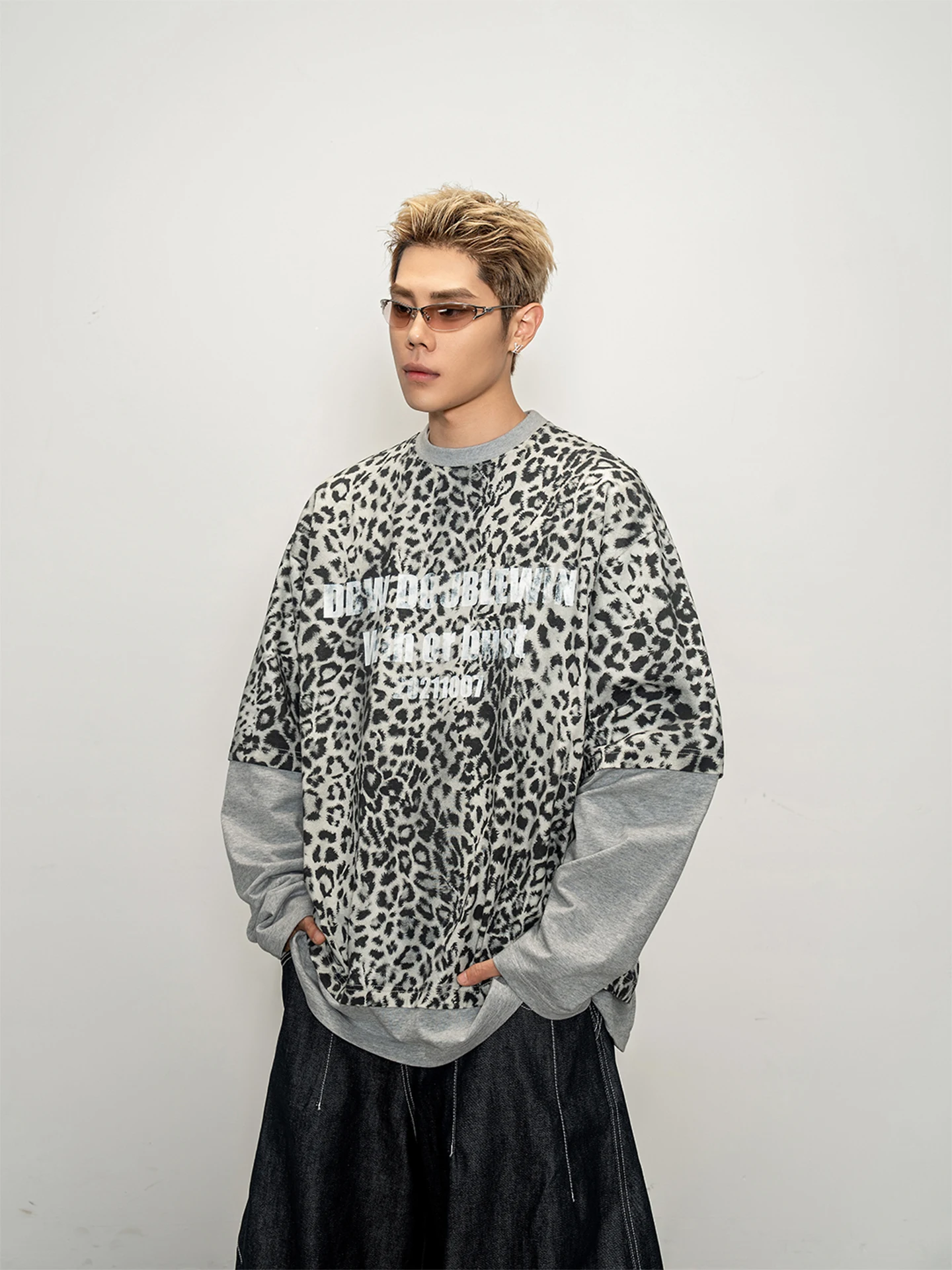 レオパード柄切替デザインの長袖Tシャツ：男女共用で実用性とスタイルを両立