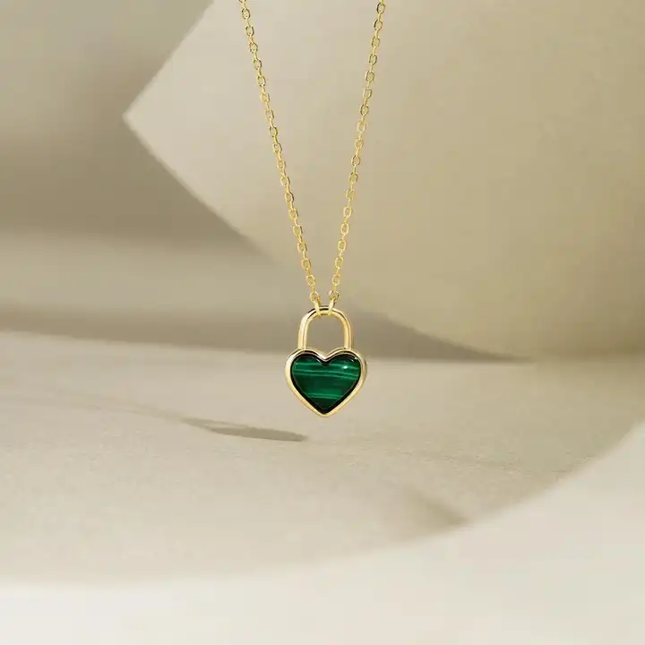 ロマンティック孔雀石貝殻ハートペンダント純銀ネックレス【軽やかで上品なデザイン・ロック・ケーブルネック】