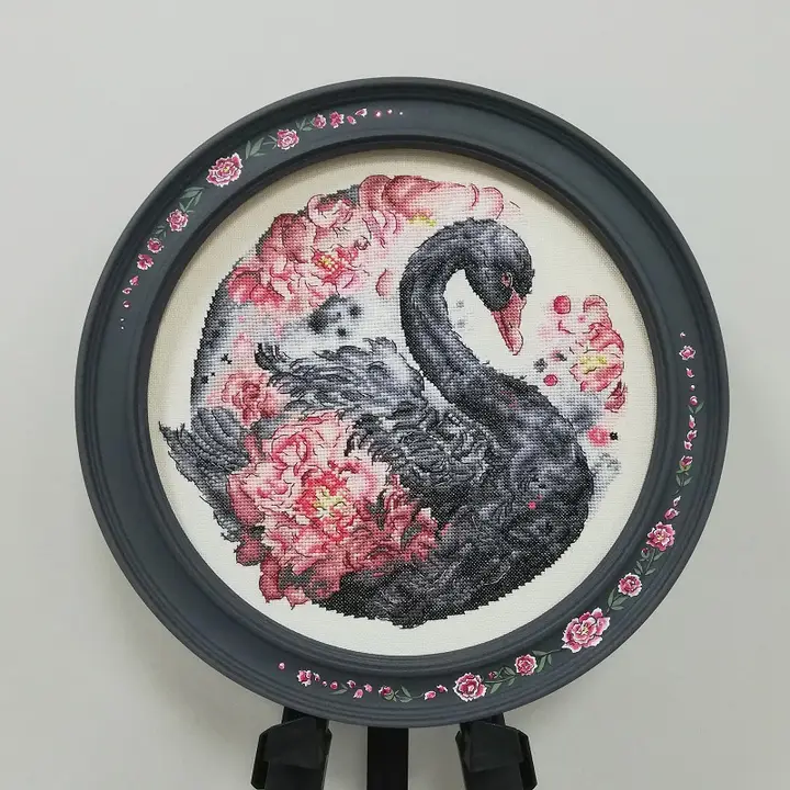 バラの黒白鳥デザインのクロスステッチ刺繍【フランスDMC製・動物シリーズ・欧州風】