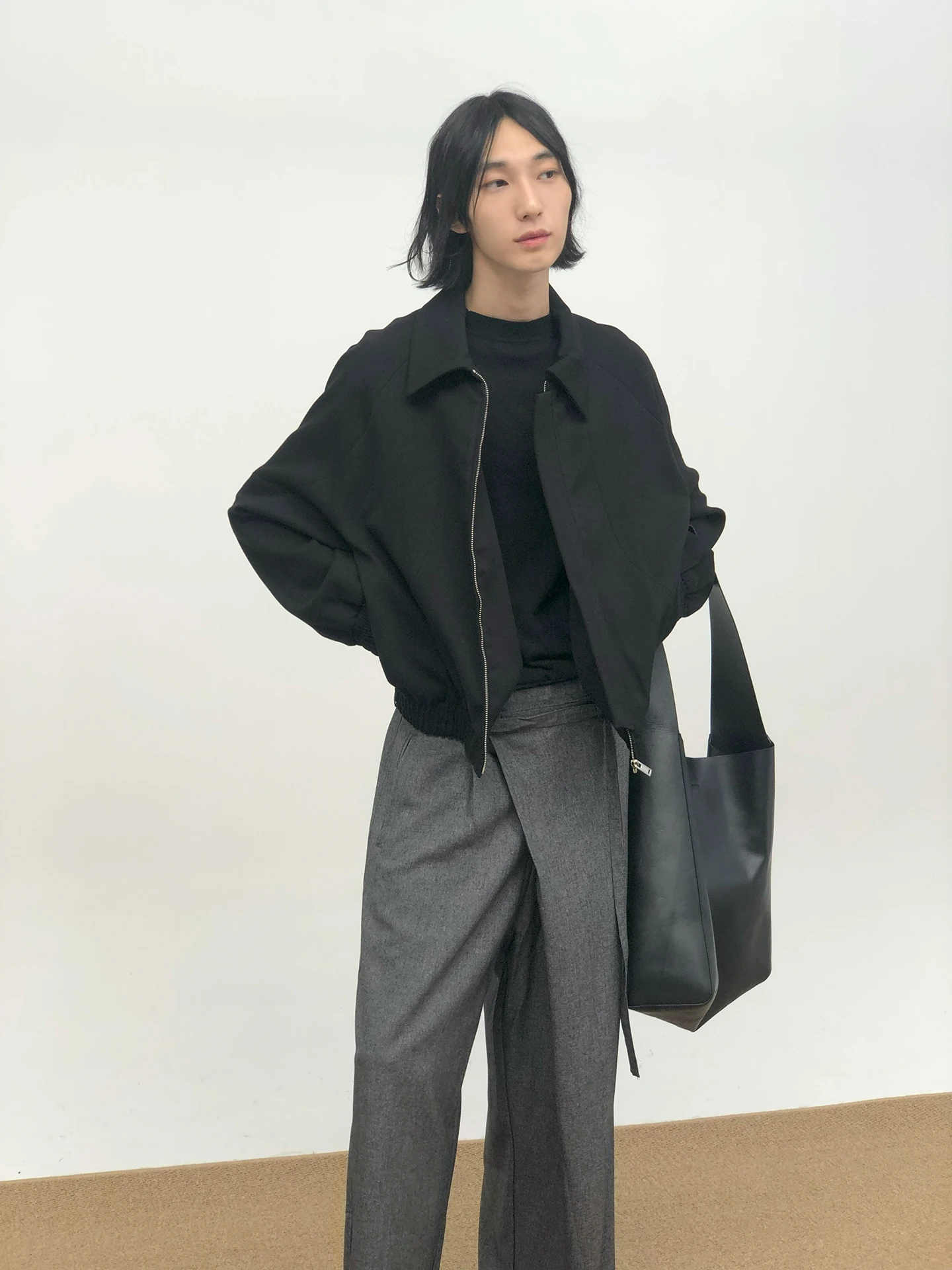 ジャケット スキニー：短丈デコンストラクションジッパージャケットのシルエットと実用性