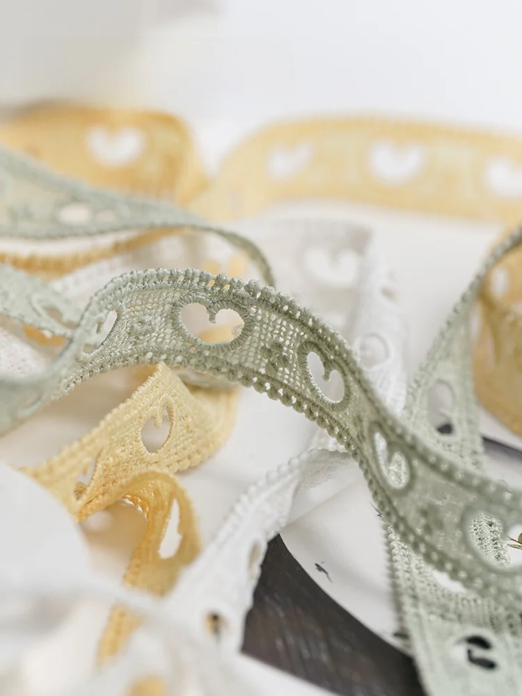 かぎ針で編むリボン小物：ハート型レース刺繍リボンの使い方と包装シーン