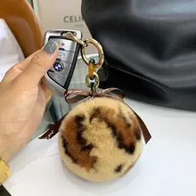 可愛いファー付きヒョウ柄ボール キーホルダー【ウサギ毛・車用・プレゼントに最適】