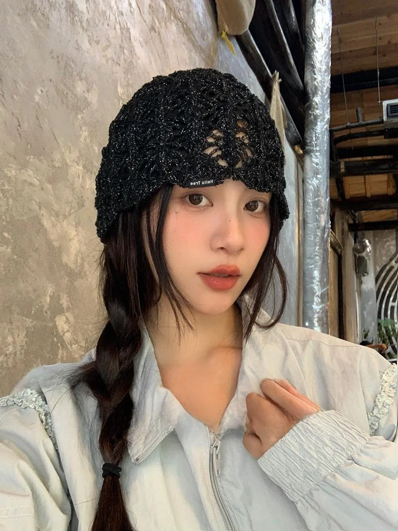おしゃれなレース編みニット帽：女性向け秋季旅行に最適な街頭スタイル