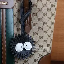 可愛くてシンプル！両面デザインのブラックレザーキーホルダー【個性派アクセサリー・ユニークなデザイン】