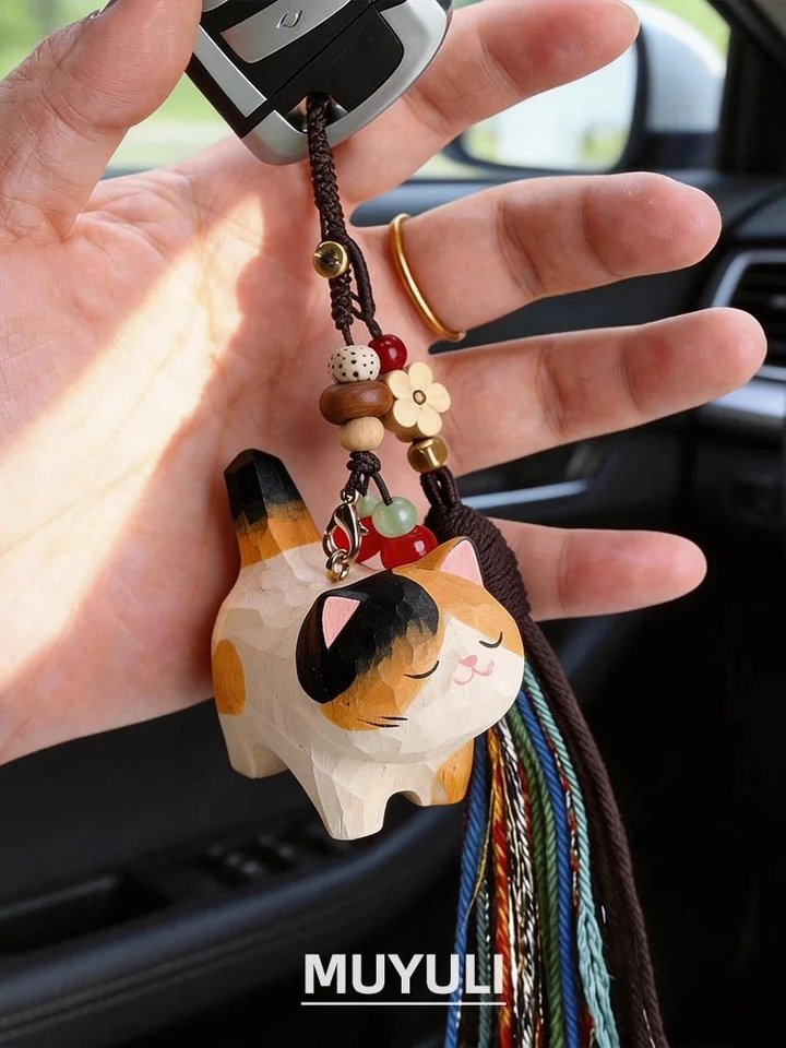 手作り木彫り猫型キーホルダー【招財猫・三毛猫デザイン・自動車やバッグに最適】（セットアップ対応）