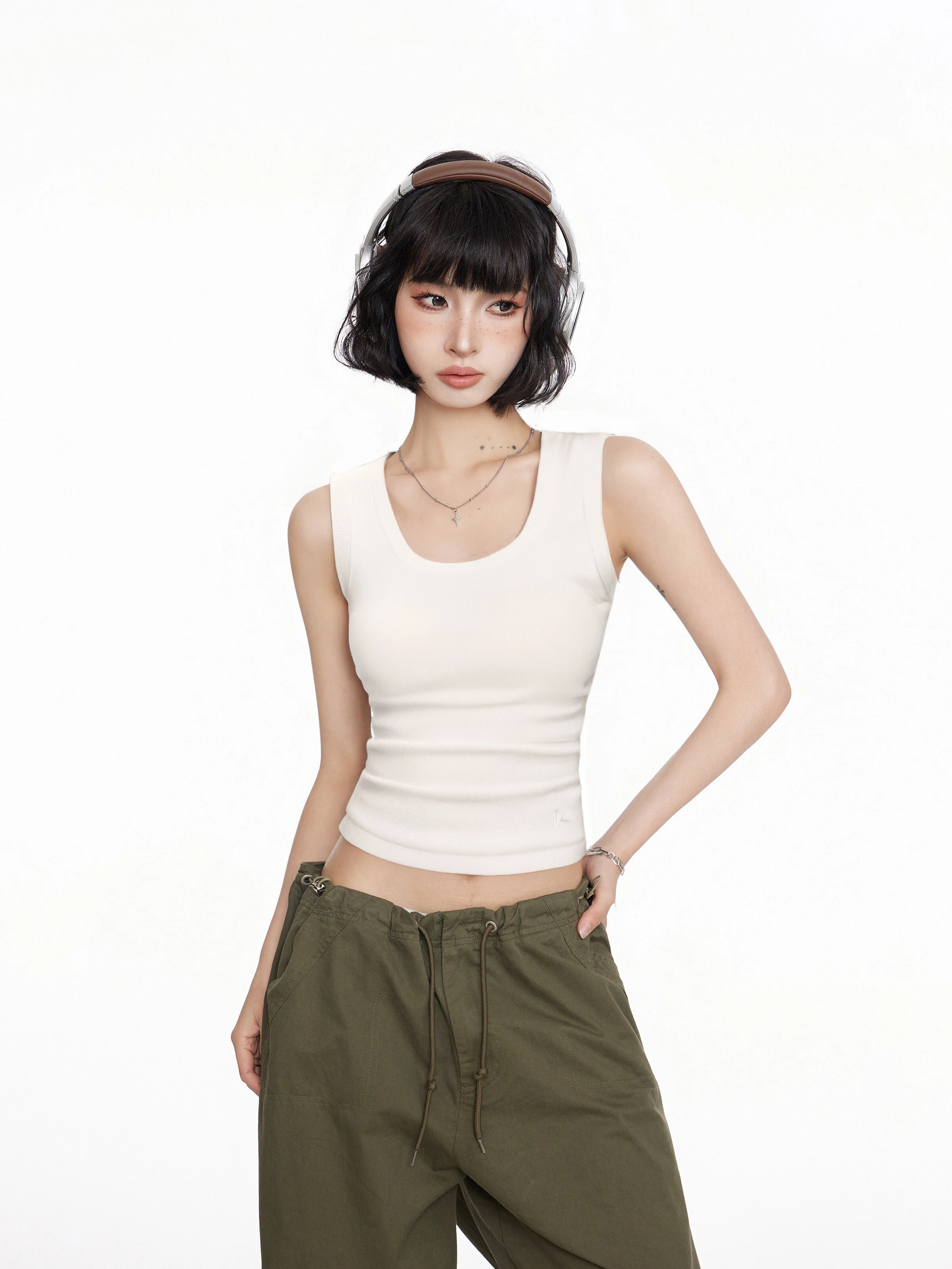 赤いスクエアネックワイドストラップタンクトップ：通勤風の女性向け短款デザインと通気性の実証