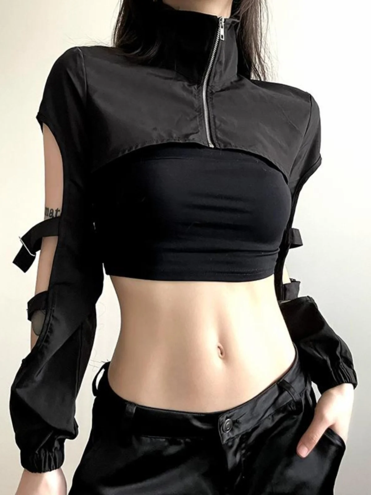 赤と黒の服：アニメ風ダークスタイル女性用レースハロウィンコスチュームショートジャケットの着こなしとシーン別ガイド