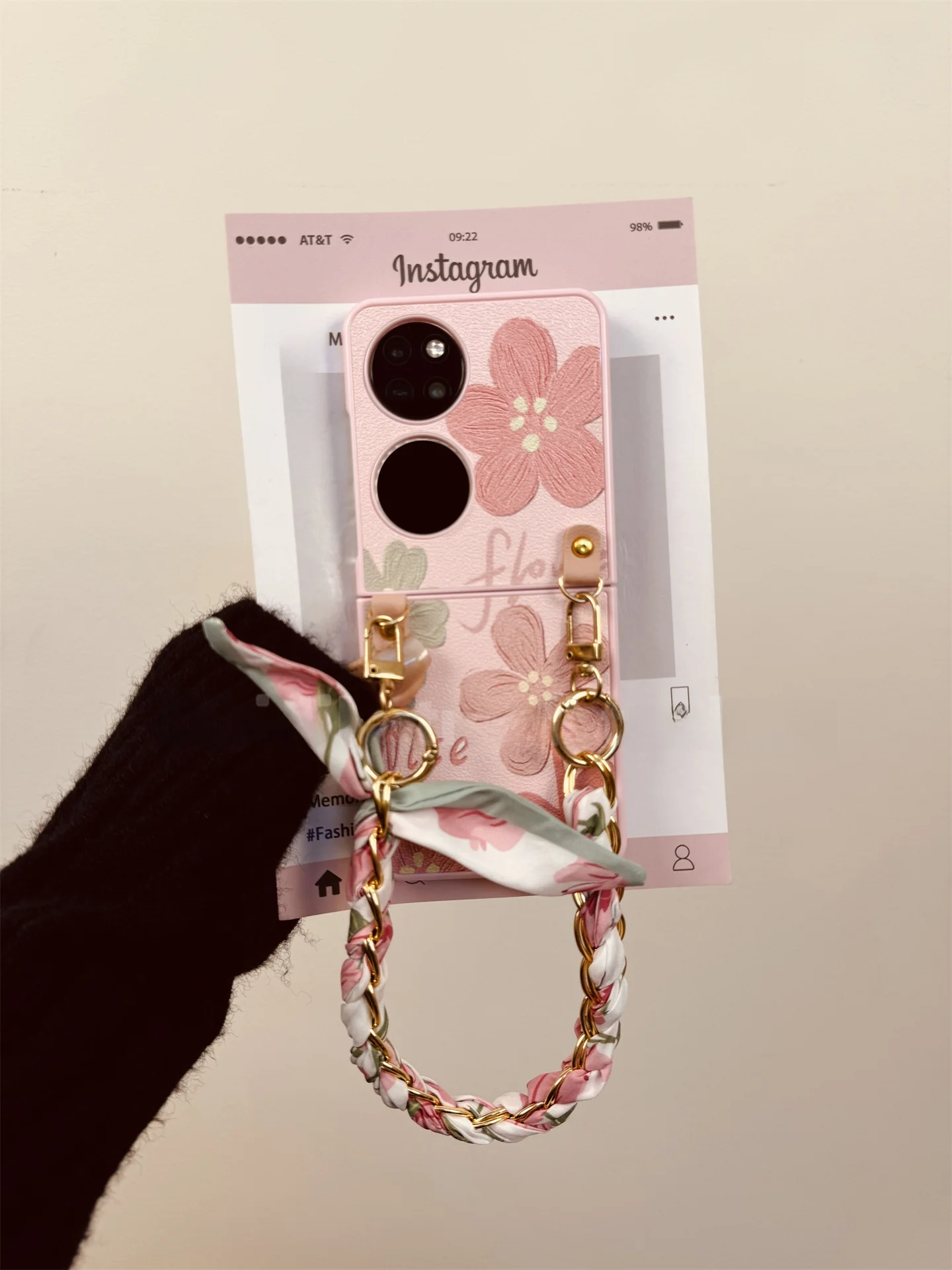 1500円のプレゼントとしておすすめのスマホケースは？フラワーデザインの手提げ型ケースが今、女性の心をつかんでいる