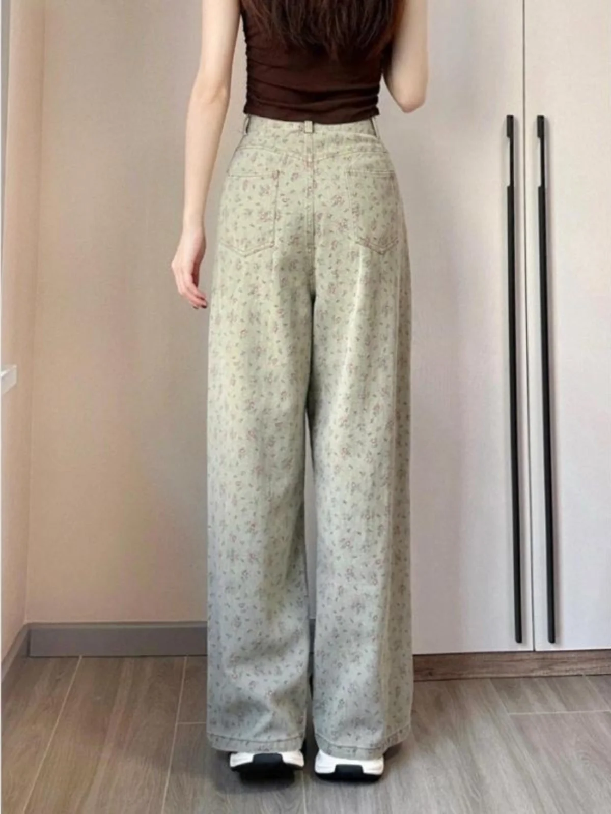 大きいサイズのフラワープリントデニムパンツ：春から秋まで使えるハイウエストワイドレッグのコーデパターン