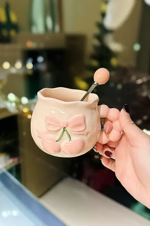 可愛いチェリーデザインのマグカップ【立体感のある陶器製・誕生日ギフトに最適】