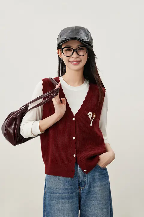 全羊毛使用の波浪模様刺繍ノースリーブニットベスト【女性用・ワッフル編み】