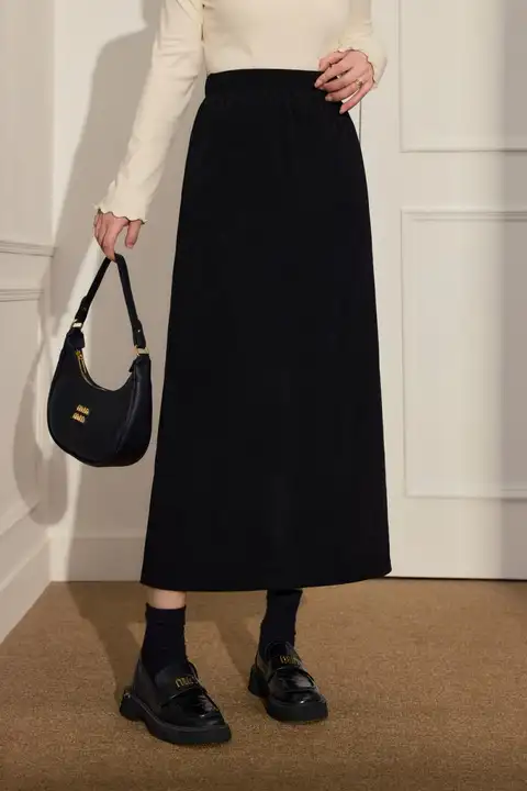 大きいサイズのレディース黒コーデュロイハイウエストスリットマキシスカート【冬用・スタイリッシュ】（セットアップ対応）