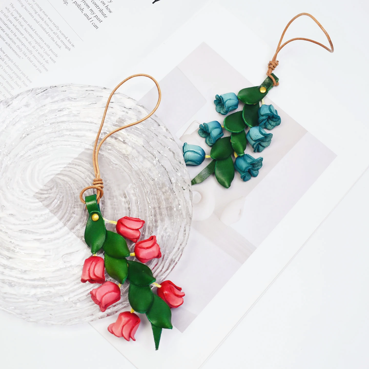 レディース アクセサリー 人気 おすすめ 5選 に該当するアイテムは？上質な牛皮製の花モチーフ風鈴バッグチャームが今、注目されている理由