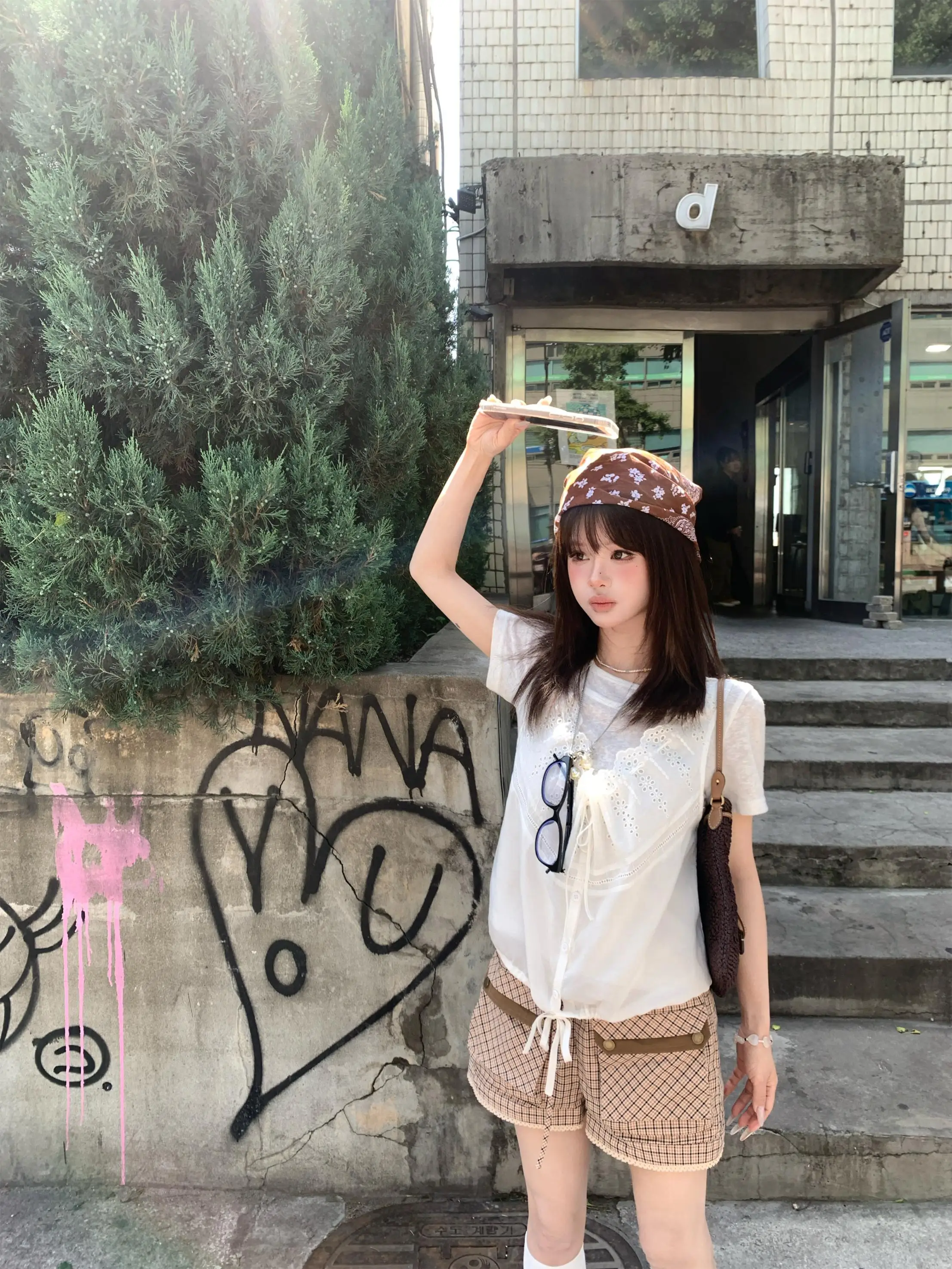夏向けカラーコンビネーション ワークパンツ：カジュアルガーリーに最適な通勤風工装スタイル