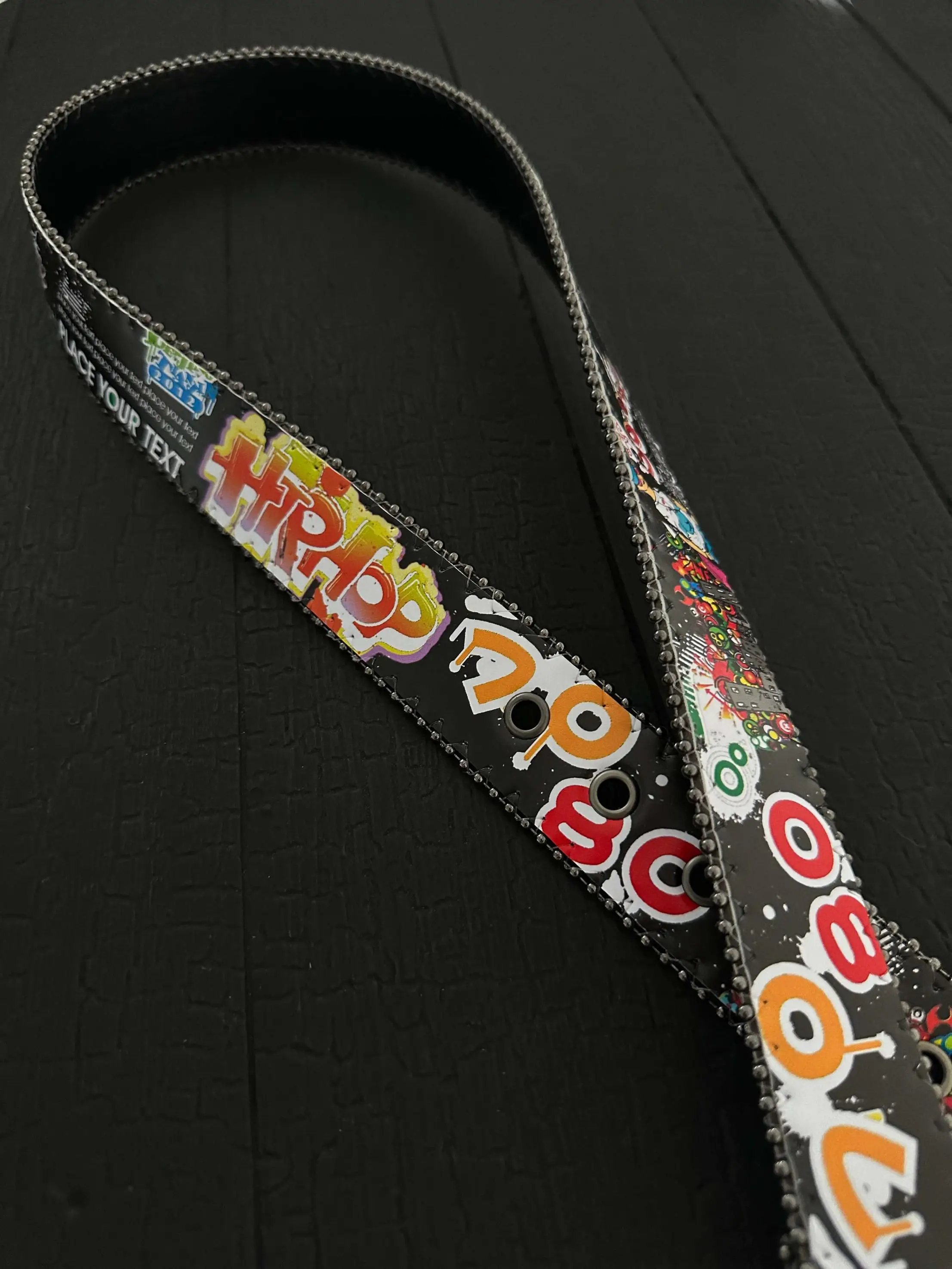 ループベルト ストリートアートデザインのビーズ飾りベルト【装飾用バックル付き・ユニセックス】とは？