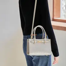 トレンディなクロコダイル風ミニショルダーバッグ【本革・春夏用・個性的デザイン】