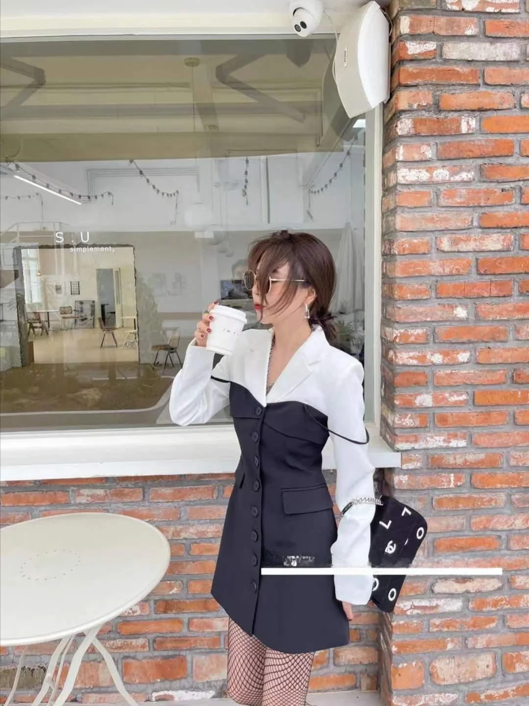 40代女性が体型カバーを気にするとき、どんなスーツがおしゃれに見えるの？