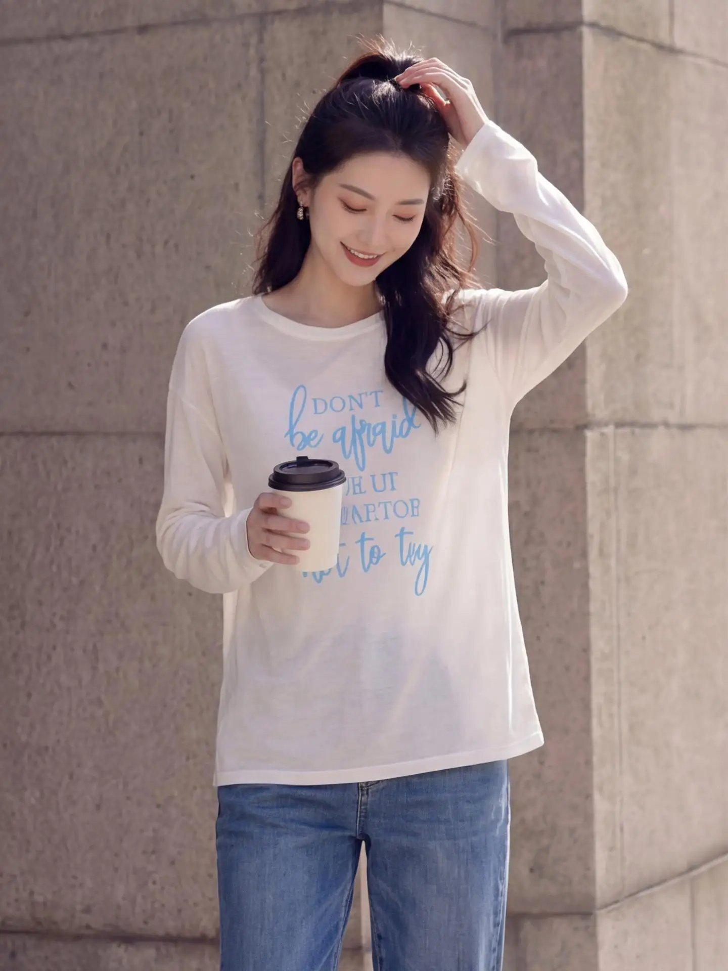 日焼けに強いTシャツはどう選ぶ？通勤風の白い長袖Tシャツが解決する夏の悩み