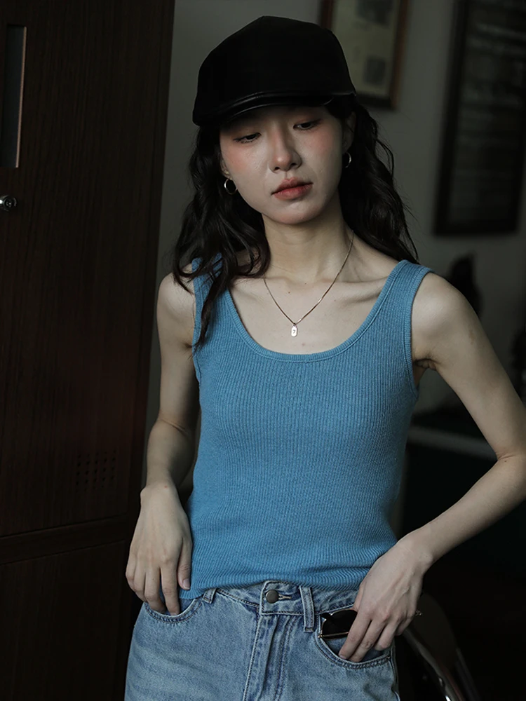 シンプルなデザインのピンクニットタンクトップ【通勤向け・体型を美しく見せる】