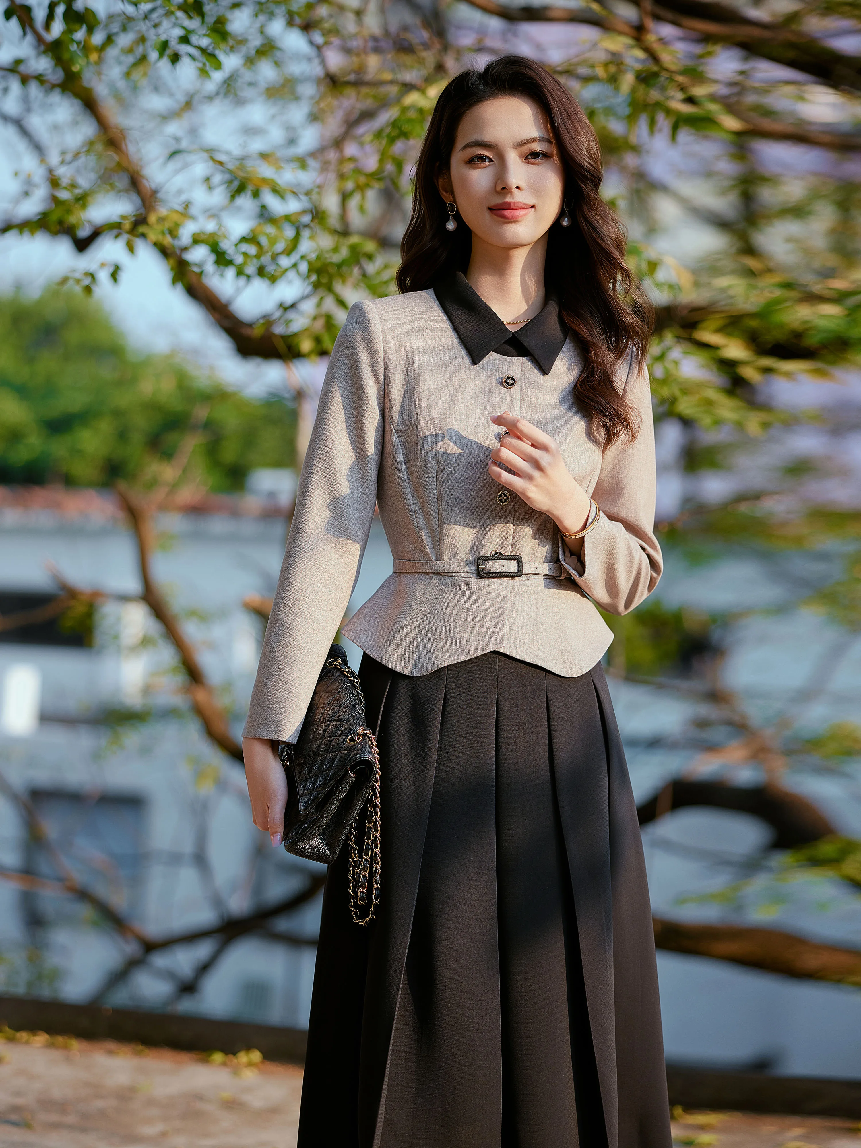 女性向け正装としての高端感漂う2色使いドレス【フォ ーマル・スーツスタイル】