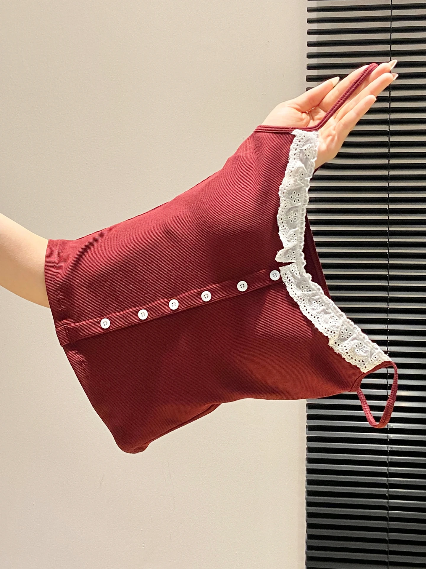 レース付きキャミソール：cカップ 服の上に最適なボタンデザインと胸パッドの実用性