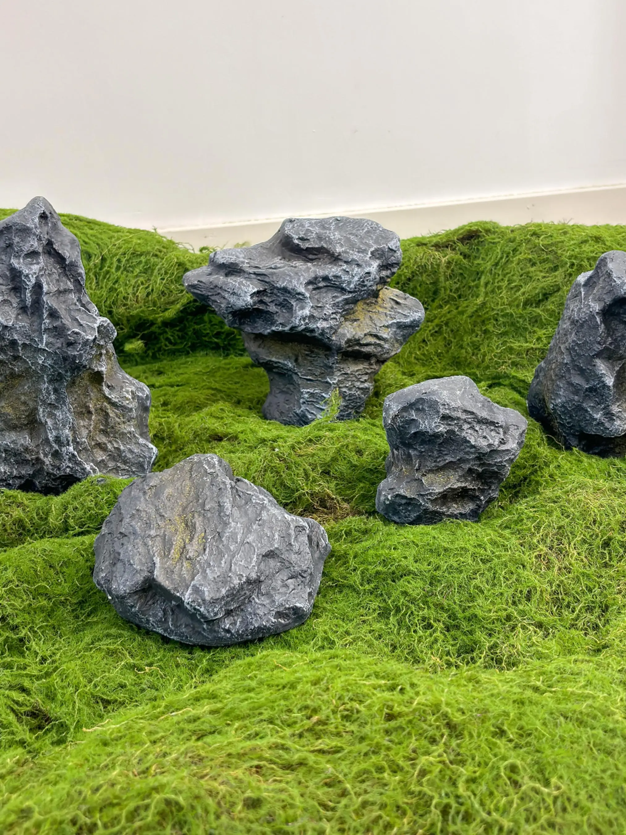リアルな石風の観葉植物飾り：フェアリーガーデンの自然風設置ガイド