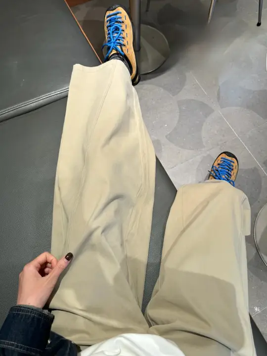 カーキ色のリラクシングワイドパンツ【大きいサイズ・ストレート・工装スタイル】（セットアップ対応）