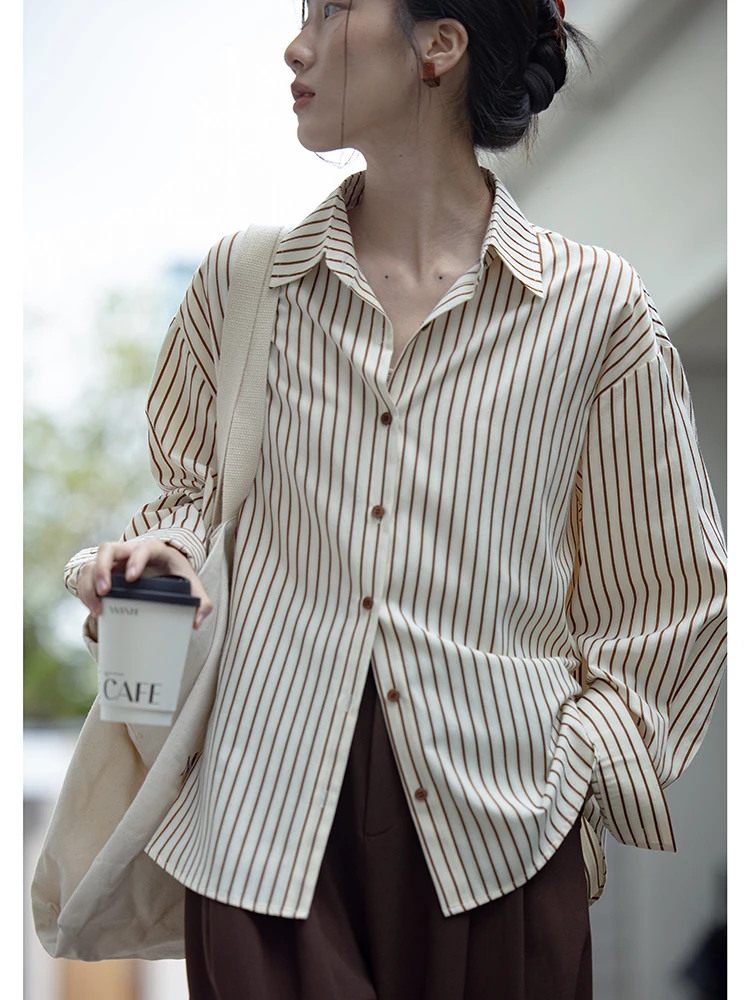 大人可愛い服 40代コーデ ブラウンストライプシャツの定義と特徴