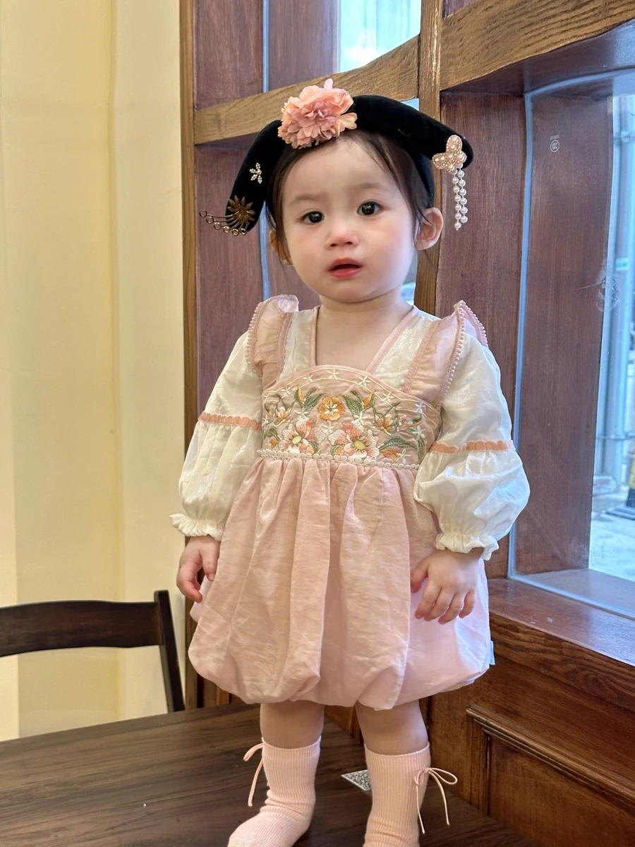 1歳誕生日の祖父母に贈る服は、華やかさと温かみのバランスが鍵です！