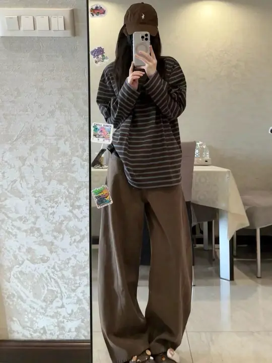 ブラウンのワイドレッグデニムパンツ【ハイウエスト・フィット・ストレートデザイン】（セットアップ対応）