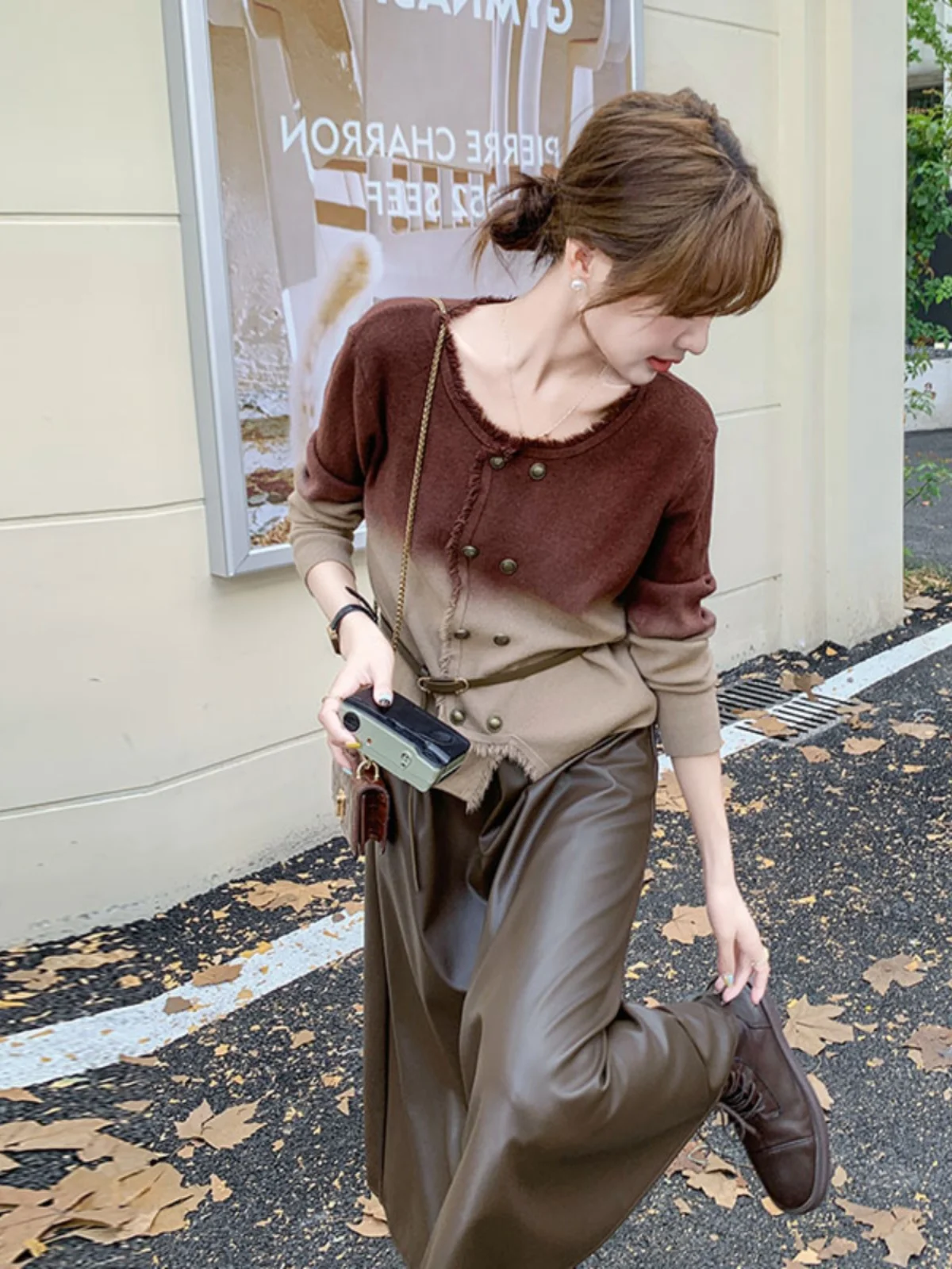 10月頭のファッションで迷わない！気品のあるグラデーショントップスとPUレザーハーフスカートの選び方とは？