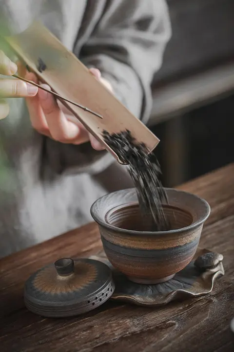 三才型柴焼き鉄釉の茶壺【和風・古典的なデザイン】