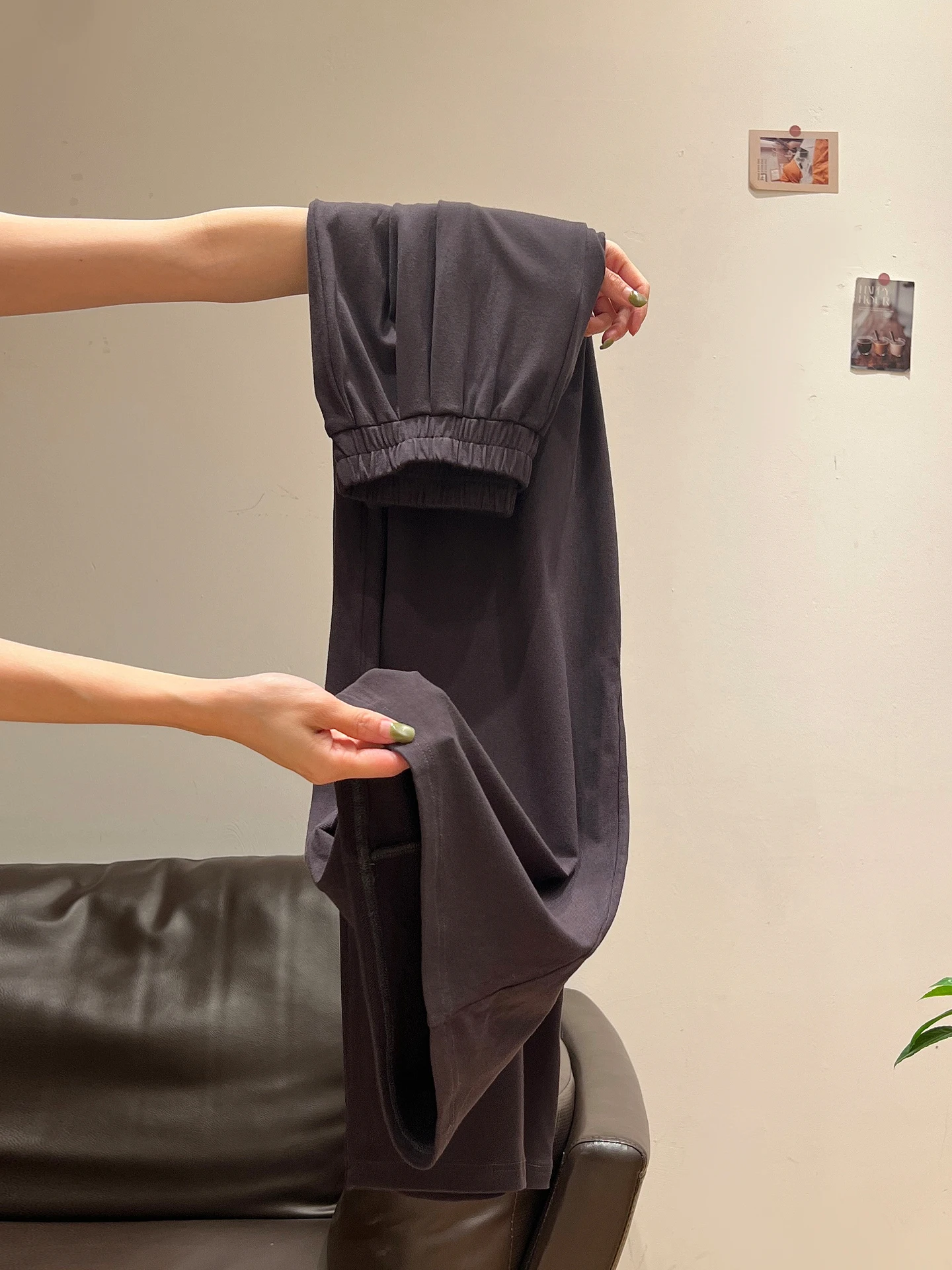 サイドラインパンツ レディースはどう選ぶ？通勤スタイルに最適な高腰ストレートワイドパンツの選び方を解説