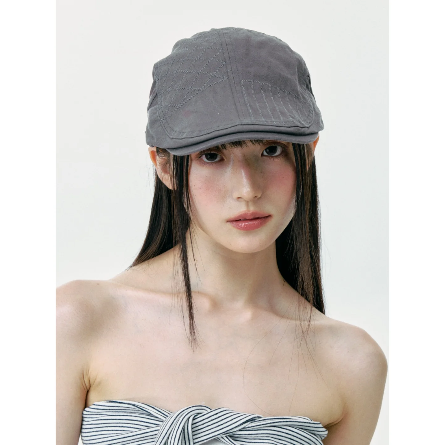 ボブ帽子はどんな感じ？シンプルなチェック柄が小顔効果をもたらす理由とは