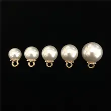 金色の花びらベースのパール ボタン