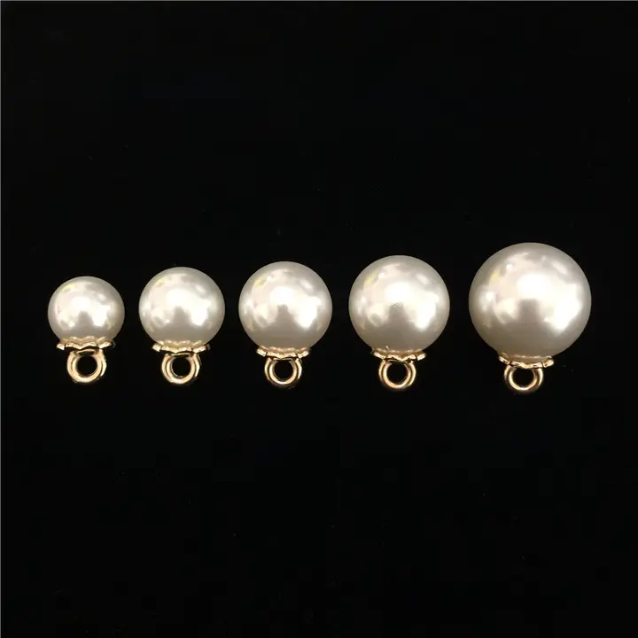 金色の花びらベースのパール ボタン