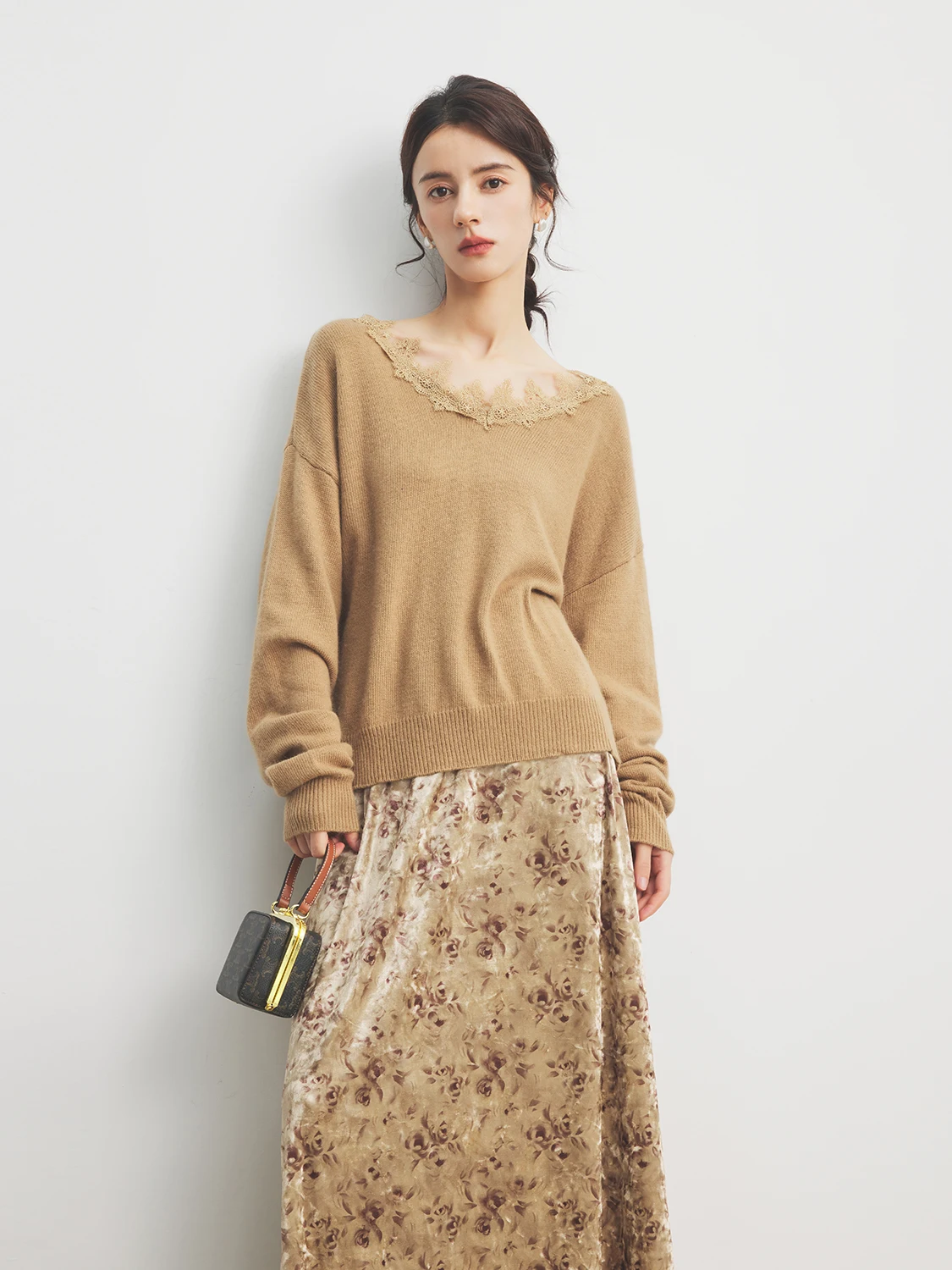 大人可愛い服 40代コーデの完全ガイド｜アンバー色レースセーターで実現する自然な優しさ