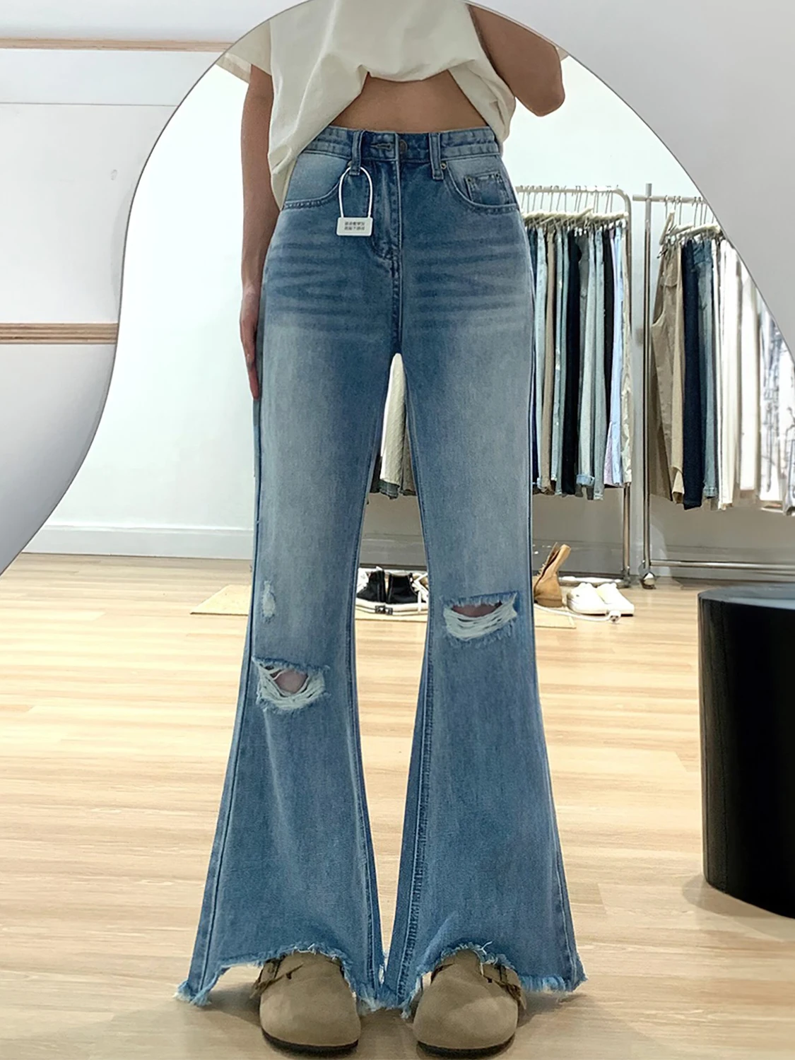 「裾絞りパンツ」で女性らしいスタイルを手に入れるには？