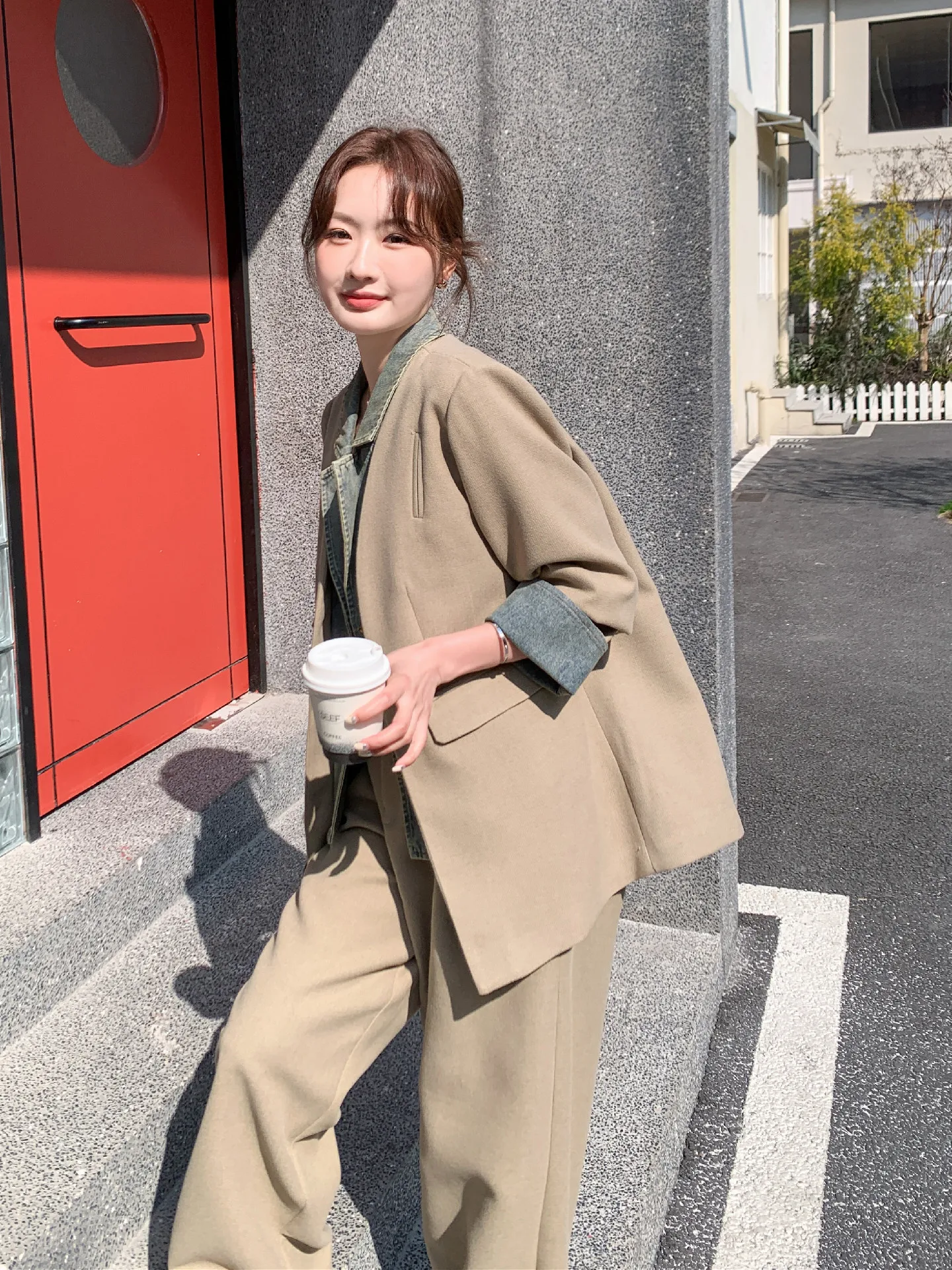 ファッション つなぎに悩むあなたに、今こそ選ぶべき「カーキのカジュアルセット」は？