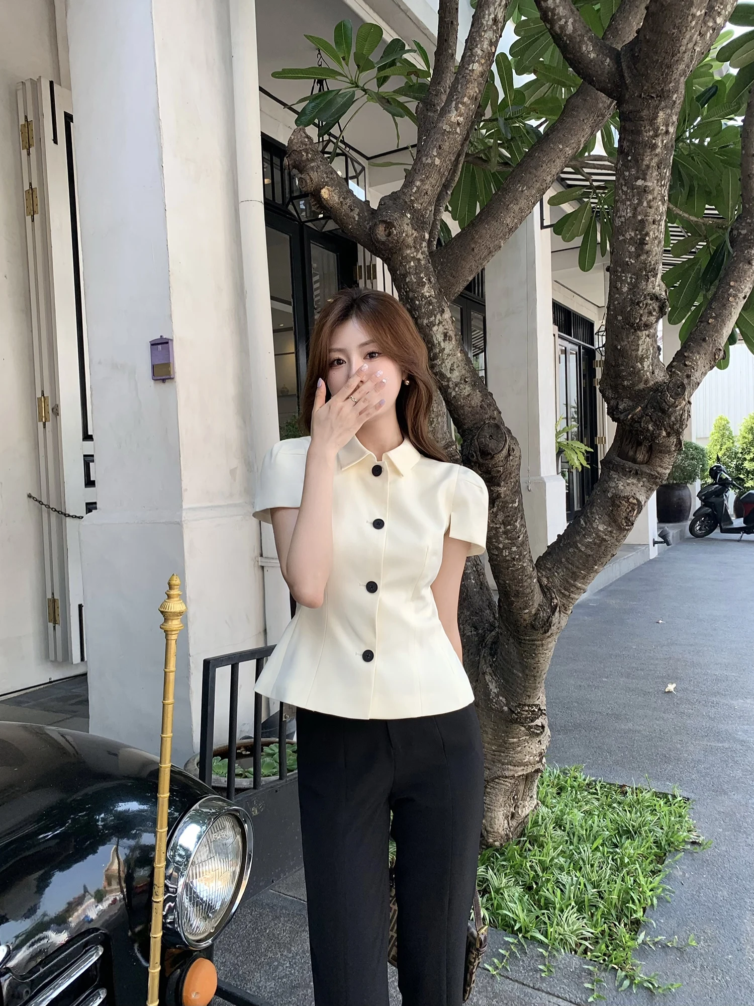 夏のスーツってどう選ぶ？高級感と通気性を両立するシンプルブラウスの選び方