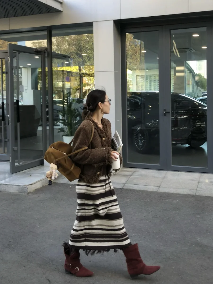 ニットプリーツスカート：通勤向けレトロストライプデザインのスリムシルエットとは
