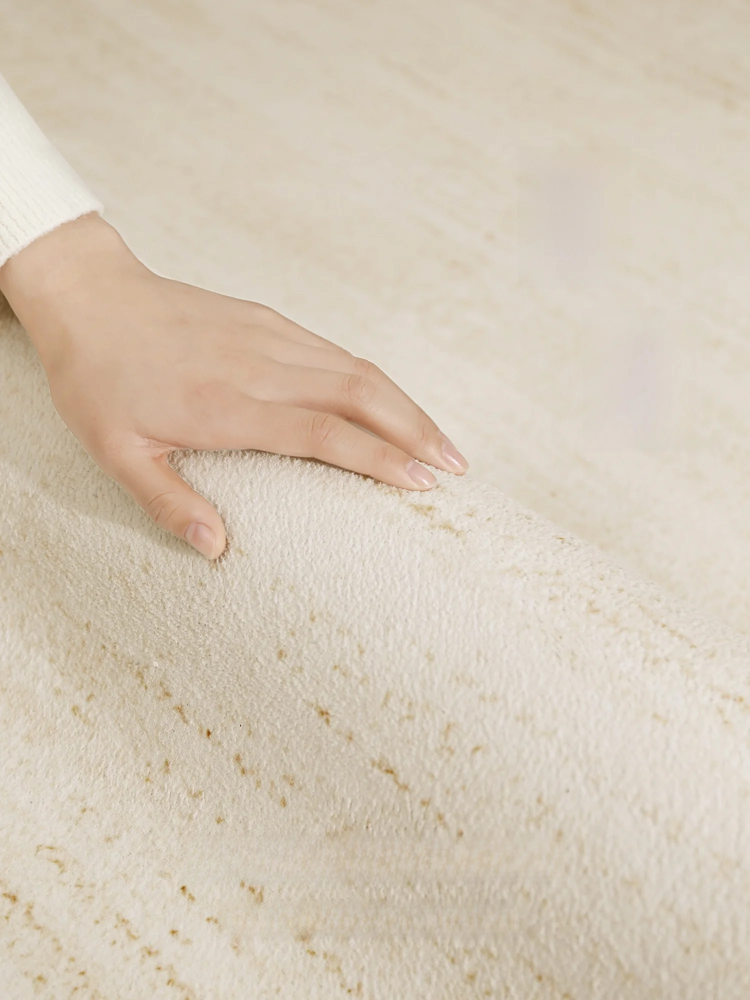 分厚い敷きパッドの実用性：15mm厚みのショートベルベットラグが提供する寝室・書斎での実測結果
