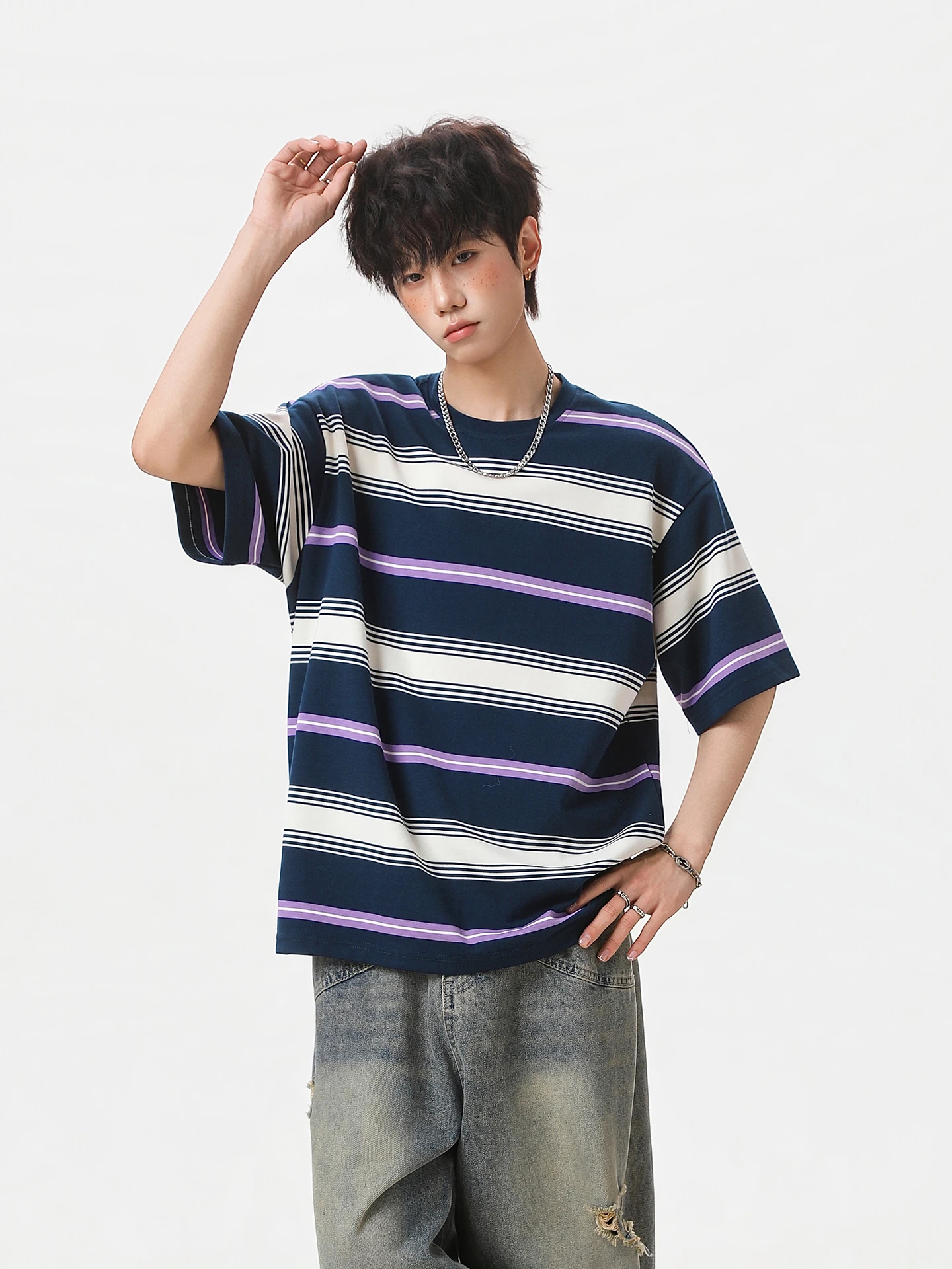 メンズ ストライプ柄 Tシャツ：レトロなツートンストライプカジュアルTシャツの実用性と選び方