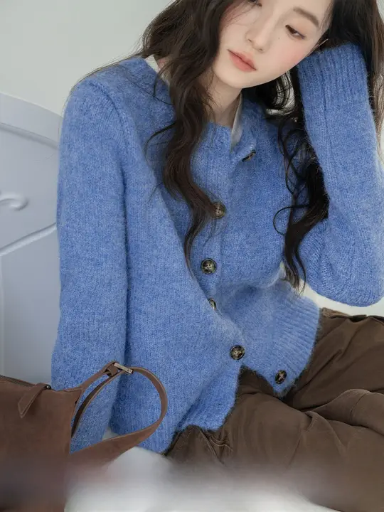 した印象のブルー ニットカーディガン【フレアシルエット・春用・女性用】