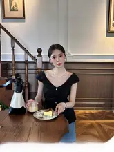 フランス風レトロ ブラックVネック フリル袖 レディースノースリーブトップス【デザイン性・オフショルダースタイル】