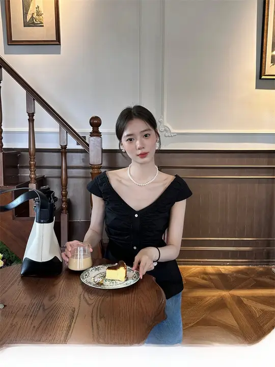 フランス風レトロ ブラックVネック フリル袖 レディースノースリーブトップス【デザイン性・オフショルダースタイル】